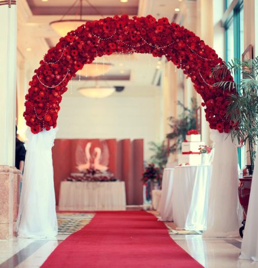 hoa giấy đỏ làm cổng cưới