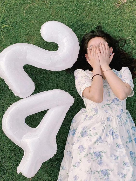 Chụp ảnh sinh nhật ngoài trời nằm tự nhiên