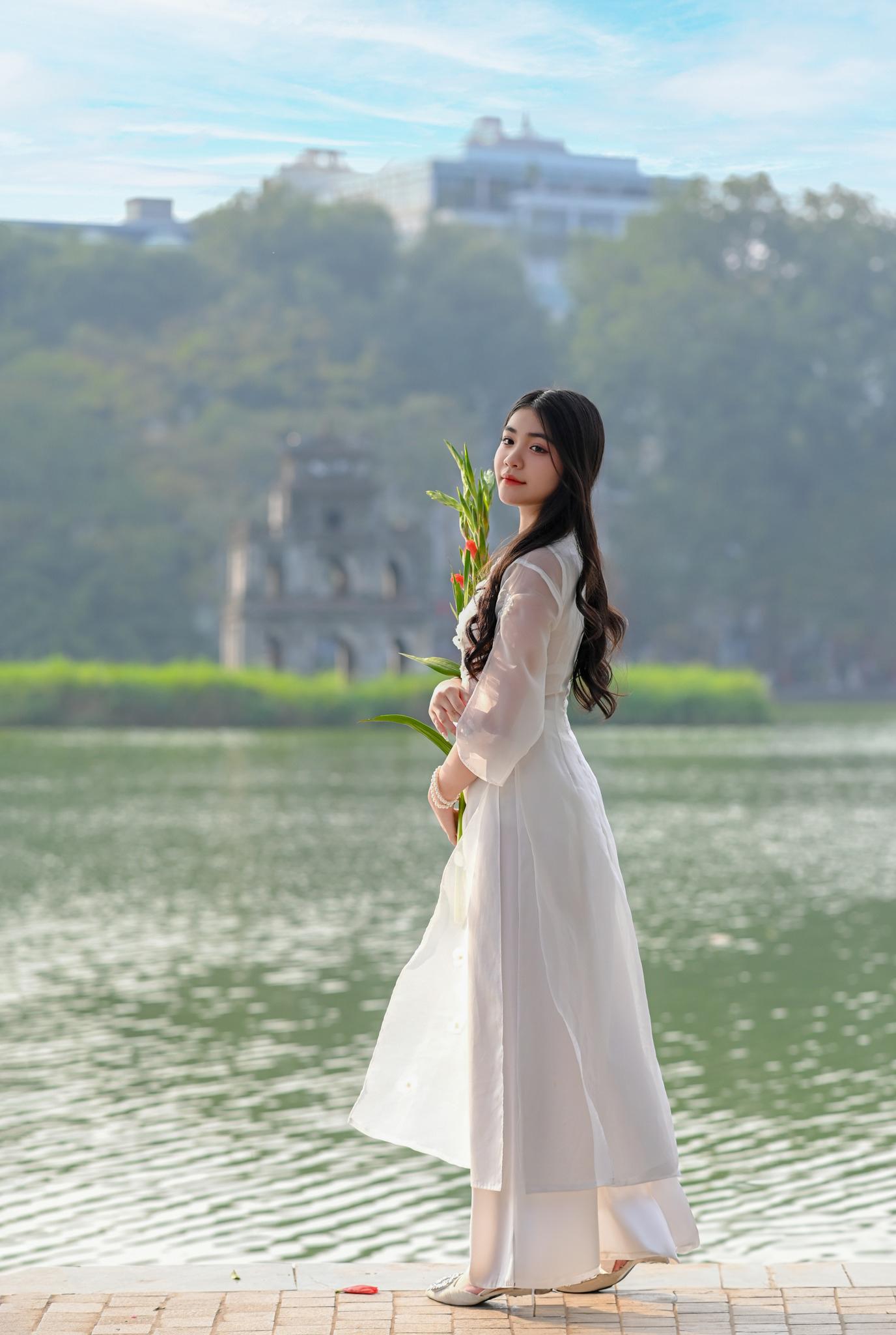 Rộn ràng xuống phố để chụp hình áo dài ngoại cảnh cực ấn tượng