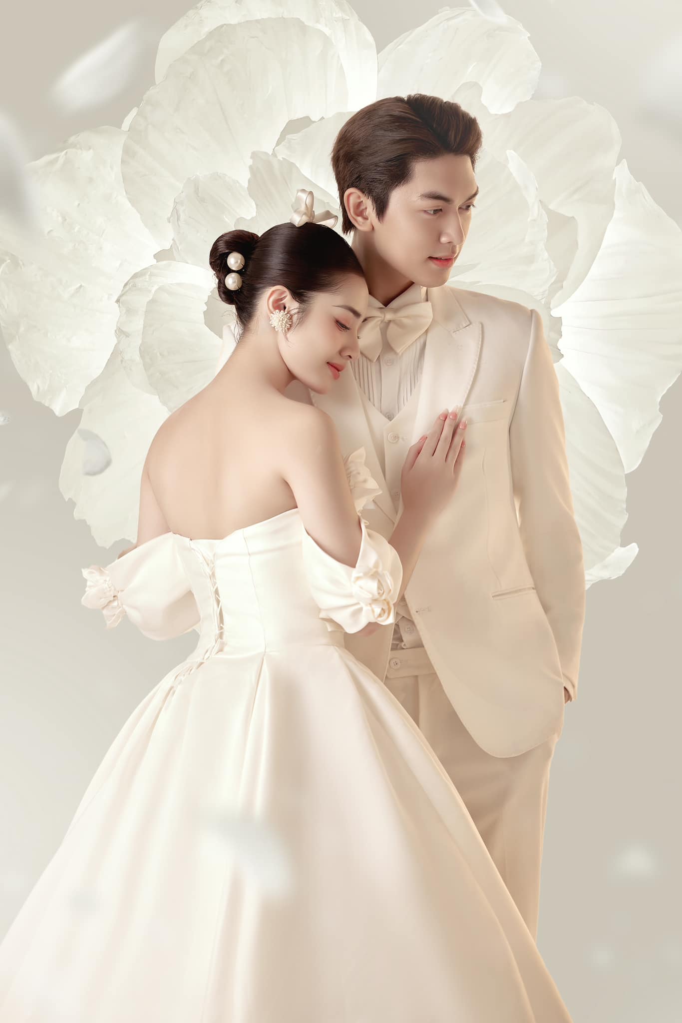 Giải đáp: Chụp hình cưới có nên đeo vàng không?
