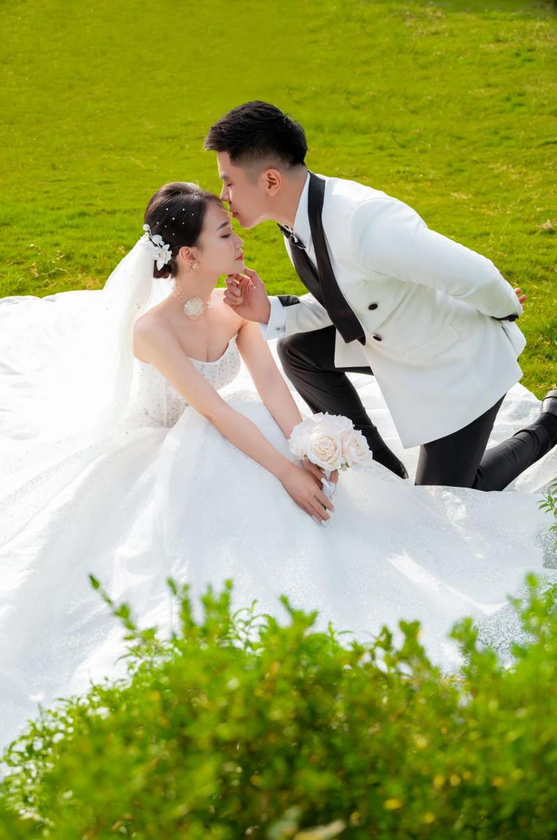 Giải đáp: Chụp hình cưới có nên đeo vàng không?