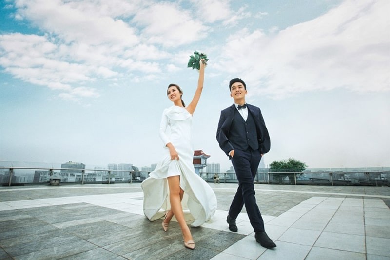 Giải đáp: Chụp hình cưới có nên đeo vàng không?