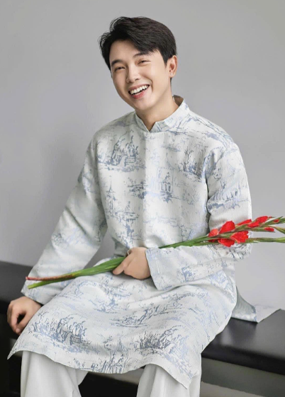 Tạo Dáng Chụp Ảnh Áo Dài Tết 2026-2027 Vừa Truyền Thống Vừa Hiện Đại