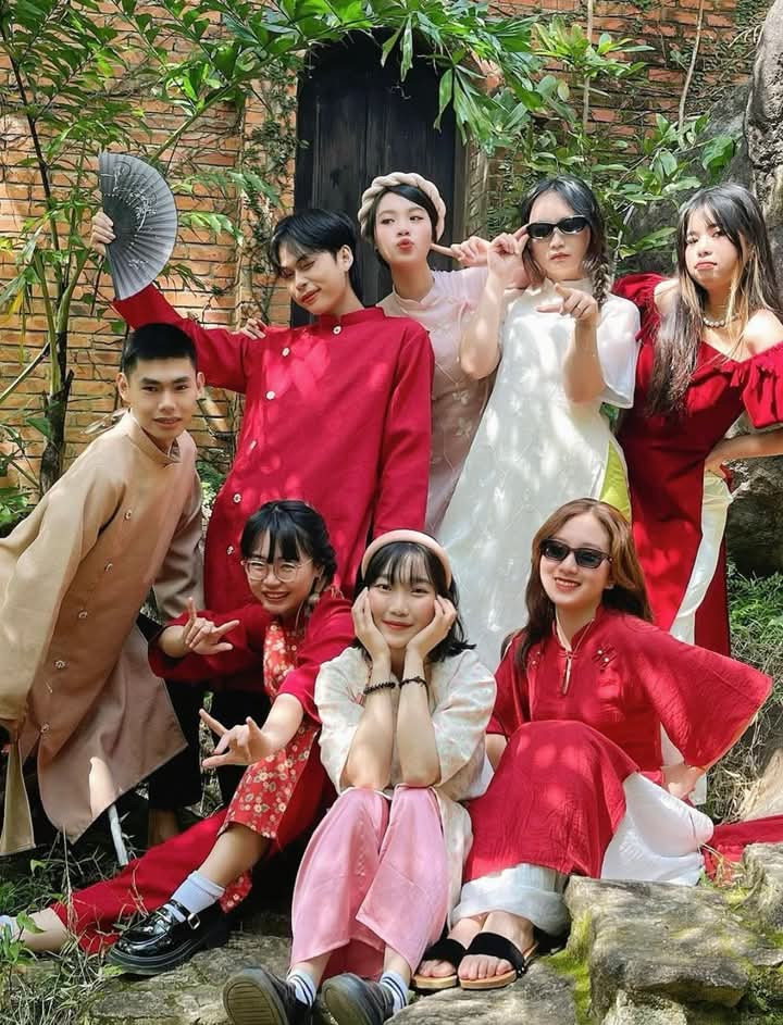 Tạo Dáng Chụp Ảnh Áo Dài Tết 2026-2027 Vừa Truyền Thống Vừa Hiện Đại