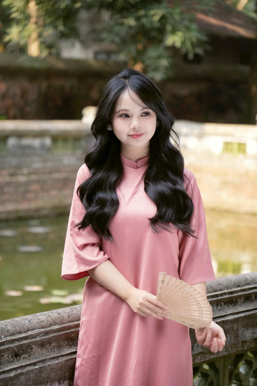 Tạo Dáng Chụp Ảnh Áo Dài Tết 2026-2027 Vừa Truyền Thống Vừa Hiện Đại