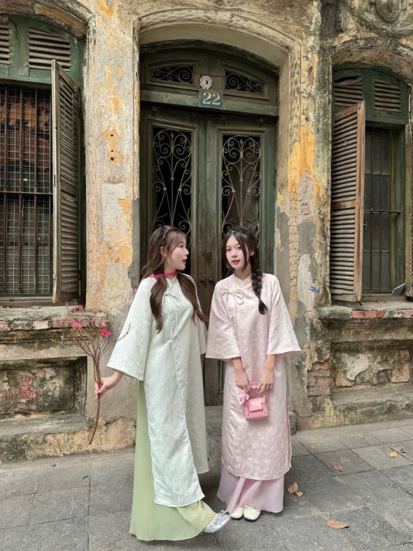 Tạo Dáng Chụp Ảnh Áo Dài Tết 2026-2027 Vừa Truyền Thống Vừa Hiện Đại