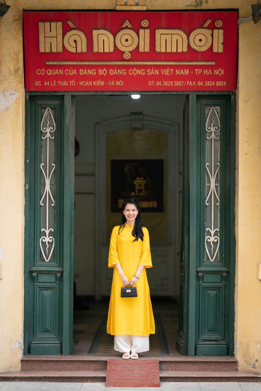 Tạo Dáng Chụp Ảnh Áo Dài Tết 2026-2027 Vừa Truyền Thống Vừa Hiện Đại