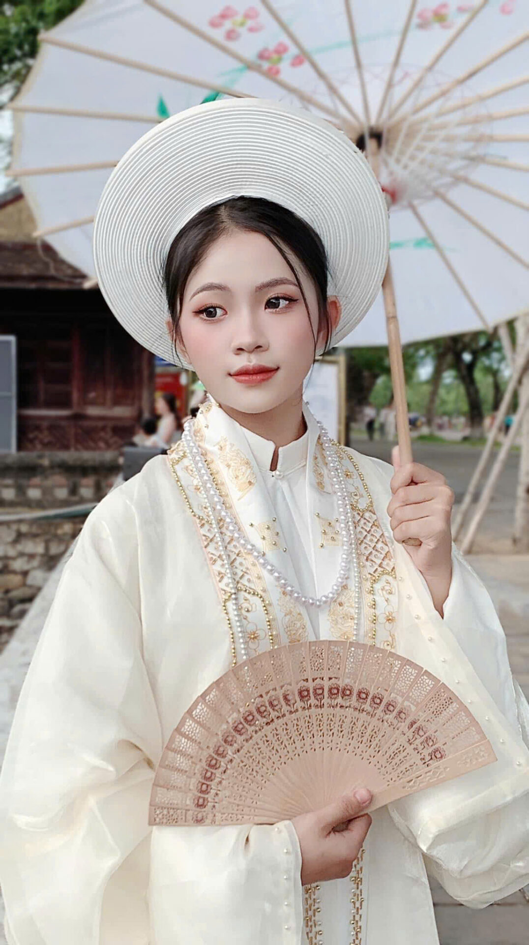 Tạo Dáng Chụp Ảnh Áo Dài Tết 2026-2027 Vừa Truyền Thống Vừa Hiện Đại