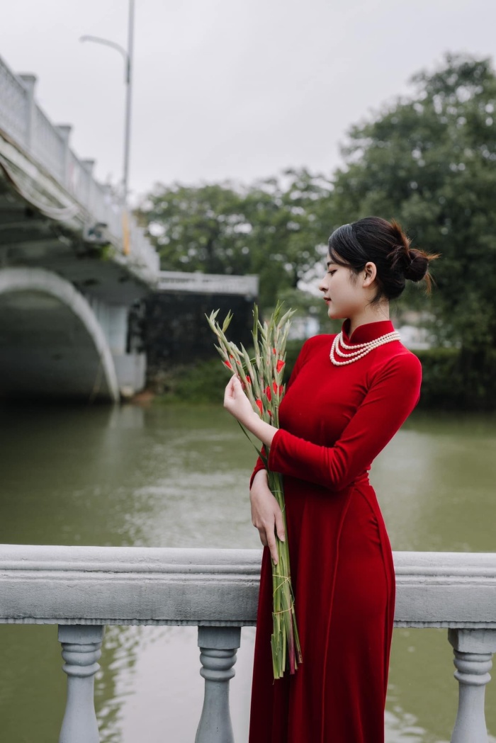 Tạo Dáng Chụp Ảnh Áo Dài Tết 2026-2027 Vừa Truyền Thống Vừa Hiện Đại