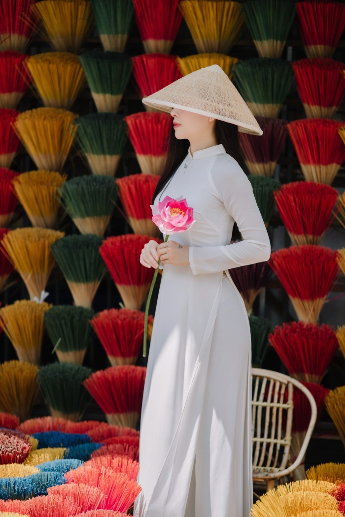 Tạo Dáng Chụp Ảnh Áo Dài Tết 2026-2027 Vừa Truyền Thống Vừa Hiện Đại