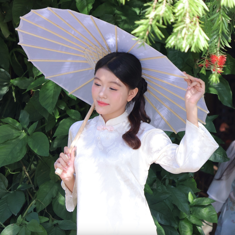 Tạo Dáng Chụp Ảnh Áo Dài Tết 2026-2027 Vừa Truyền Thống Vừa Hiện Đại