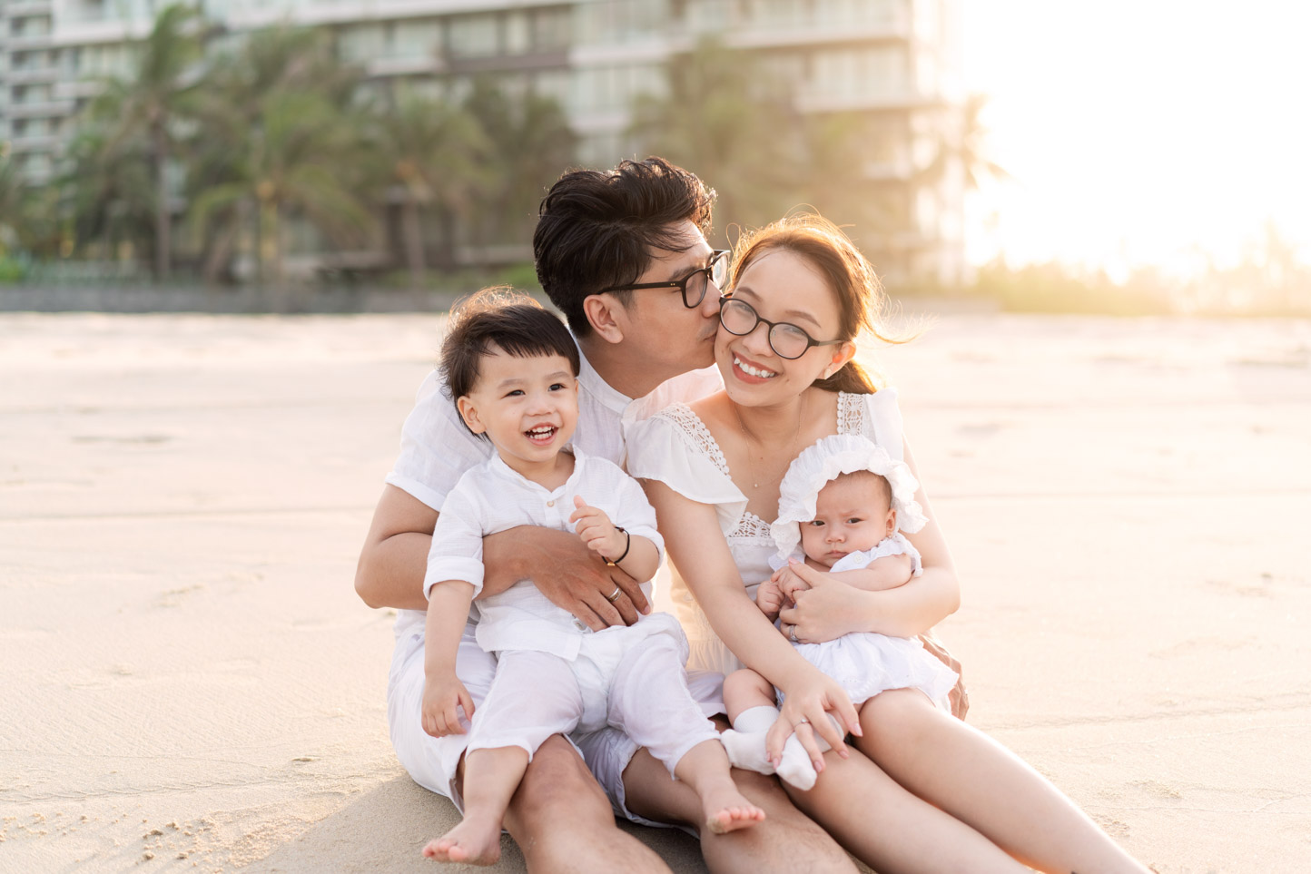 Chụp Ảnh Gia Đình Mùa Hè Tại Đà Nẵng Với Khung Cảnh Tuyệt Đẹp